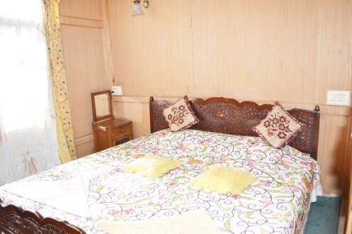 Young Pasadon Houseboat, Srinagar 2